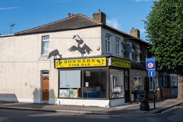 In Walthamstow, Großbritannien, erscheint ein neues Banksy-Wandbild