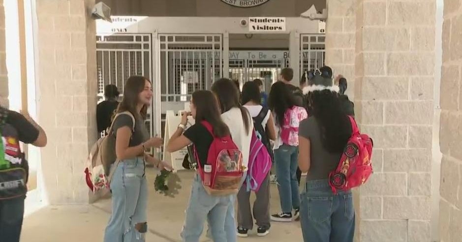 New metal detectors in Broward highs schools caused long lines on first day of class New metal detectors in Broward highs schools caused long lines on first day of class