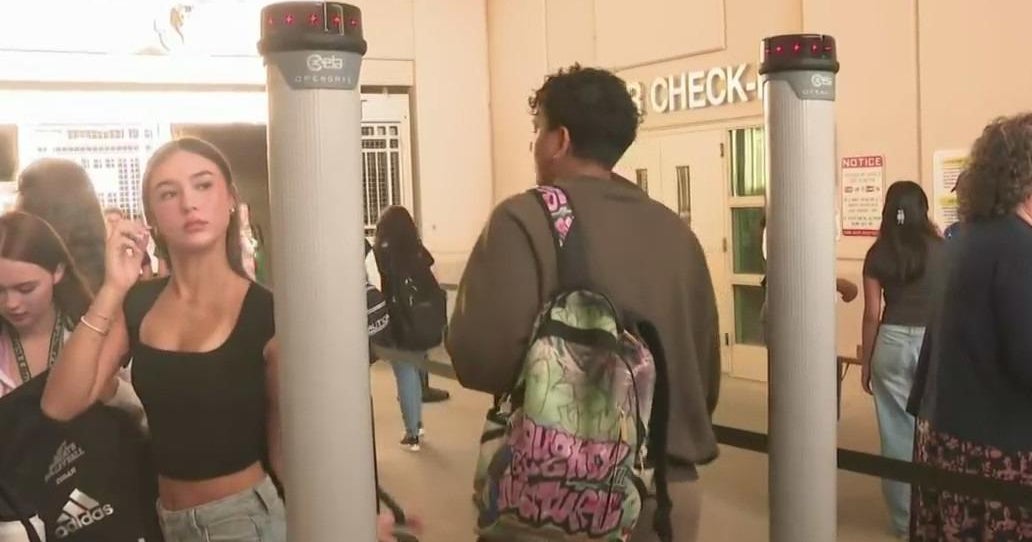 Broward high school students face long lines after metal detectors installed
