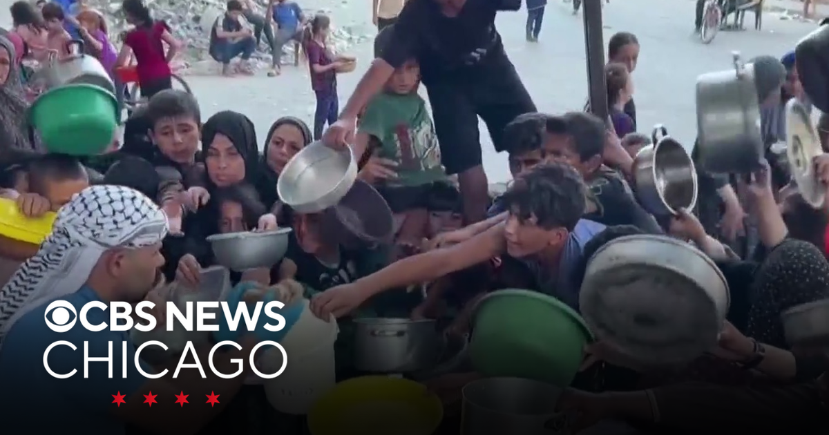 Crowds gather for food in Gaza as hunger crisis continues - CBS Chicago