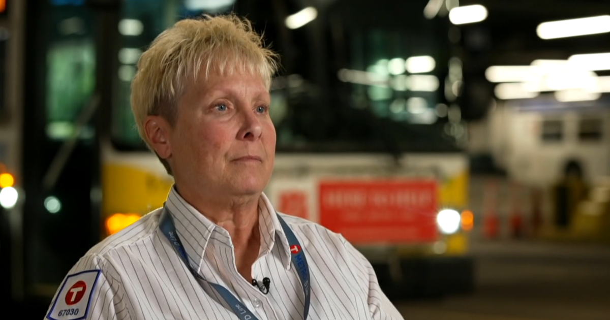 Minneapolis bus driver gives barefoot passenger her own shoes: “I couldn’t help it”