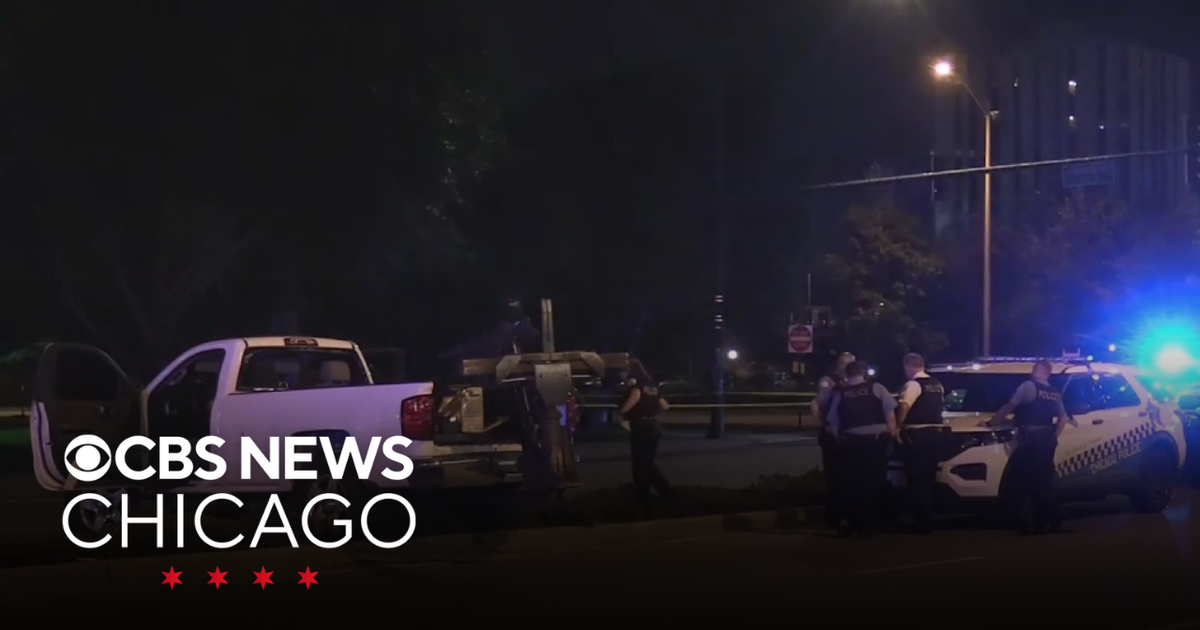 Man shot after crash on Chicago's Near West Side - CBS Chicago