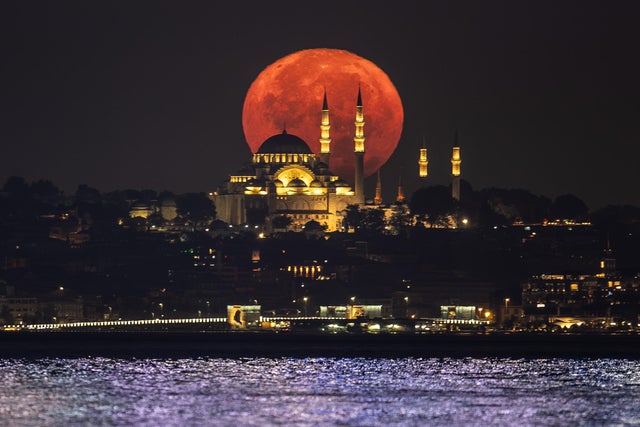 Full moon in Istanbul 