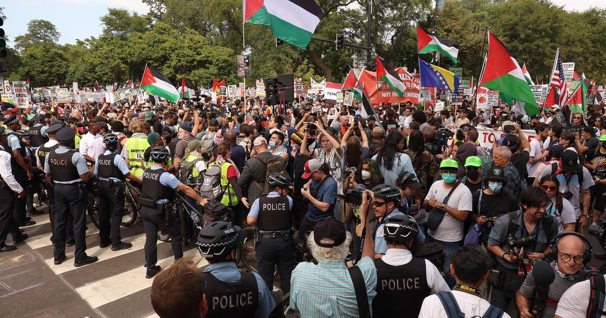 民主党全国大会初日、親パレスチナ派の抗議者がシカゴでデモ行進