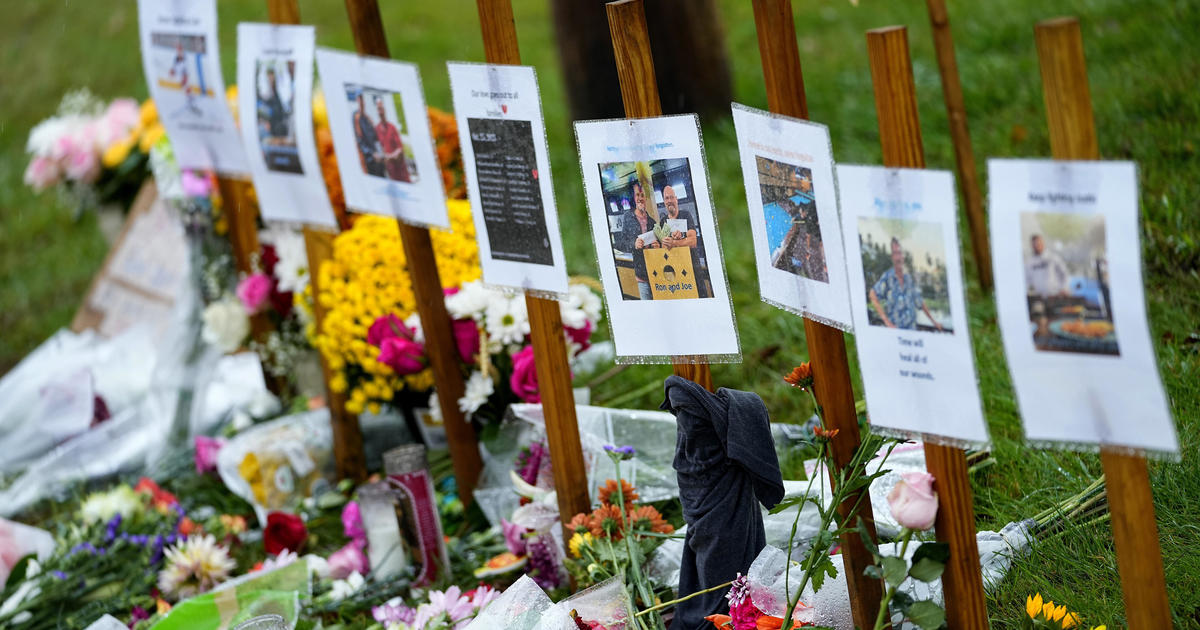 Sobrevivientes y familiares de los muertos en el peor tiroteo masivo en Maine dan el primer paso para demandar al ejército