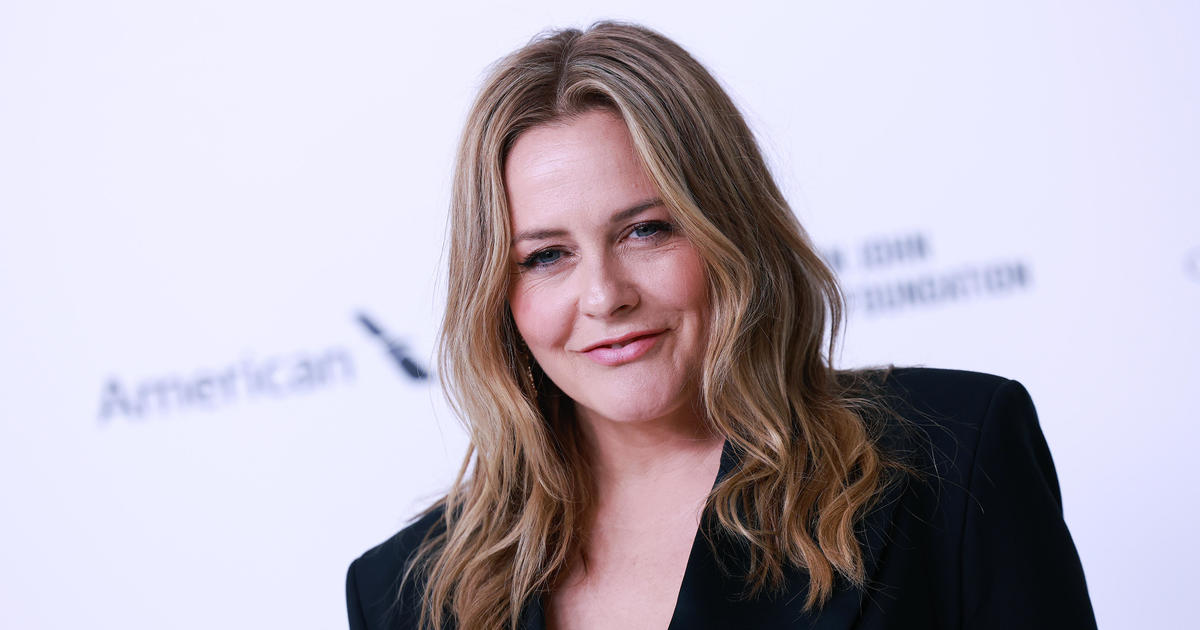 Alicia Silverstone, star of Clueless, gives update after eating possibly poisonous fruit