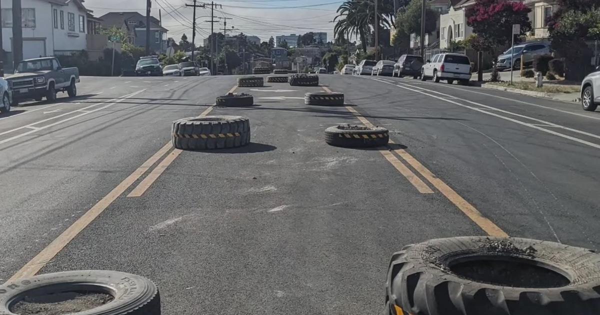 Oakland district sets up self-made median strips to prevent sideshows