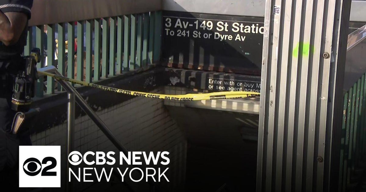 Man stabbed in chest on subway in the Bronx, police say - CBS New York