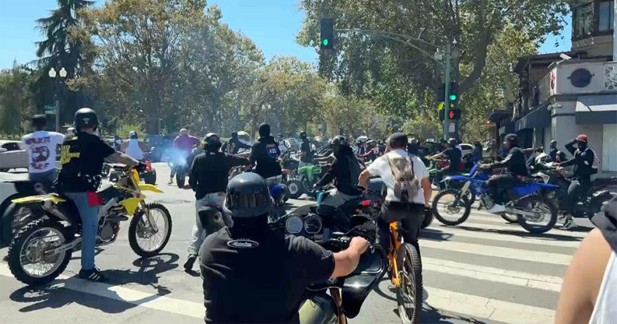 Dozens of motorcyclists storm gas station in Oakland