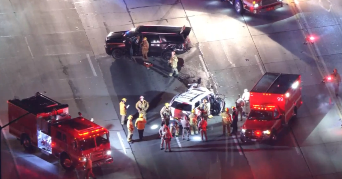 3 people in hospital after 4-car crash that closes portion of Freeway 405 in Sepulveda Pass