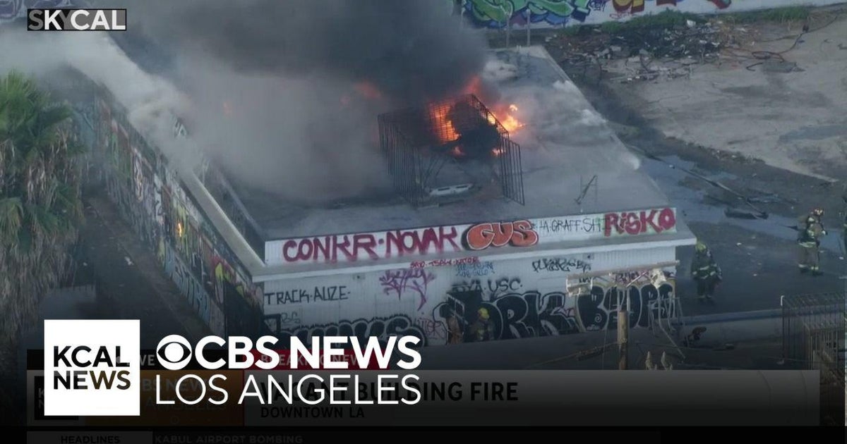 Vacant building goes up in flames in downtown LA - CBS Los Angeles
