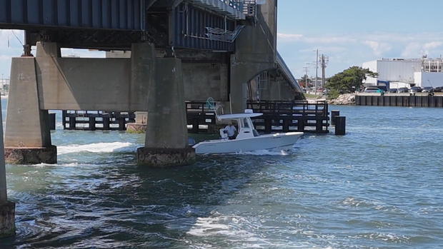 middle-thorofare-bridge-boats.jpg 