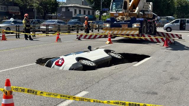 south-korea-sinkhole-seoul.jpg 