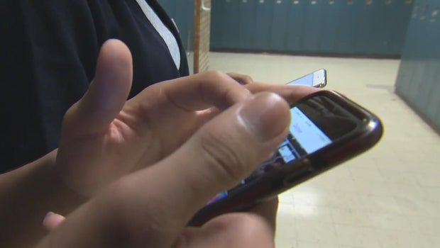 Back-to-school screen time reset: Experts say start easing kids into a new routine