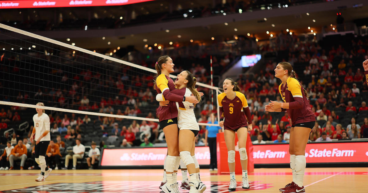 Gopher Volleyball defeats No. 1 Texas in thrilling 5-set match