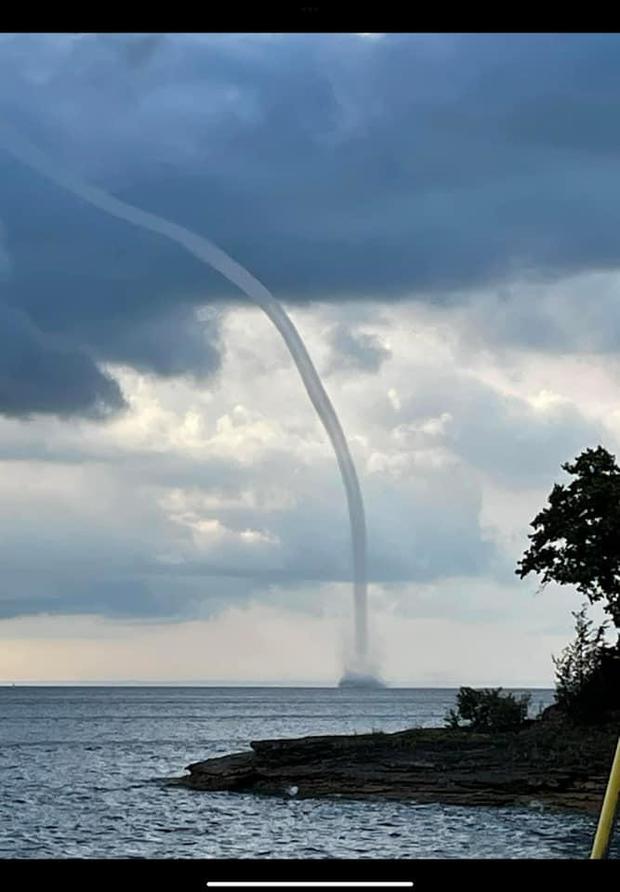 waterspout-tracy-caswell-walls.jpg 