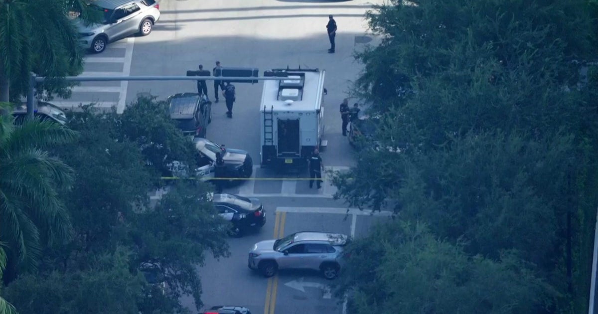 Man in custody, accused of pointing rifle in residential area of Miami Beach Man in custody, accused of pointing rifle in residential area of Miami Beach