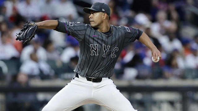 Jose Quintana #62 of the New York Mets pitches during the seventh inning against the Cincinnati Reds at Citi Field on September 07, 2024 in New York City. 