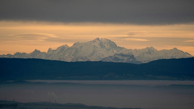 4 climbers found dead on Mont Blanc after victims' phone connection with rescuers reportedly cuts out