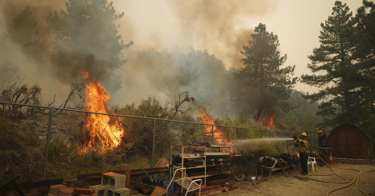 3つの大規模な山火事が南カリフォルニアを焼き尽くし、数万人が家から避難を余儀なくされている