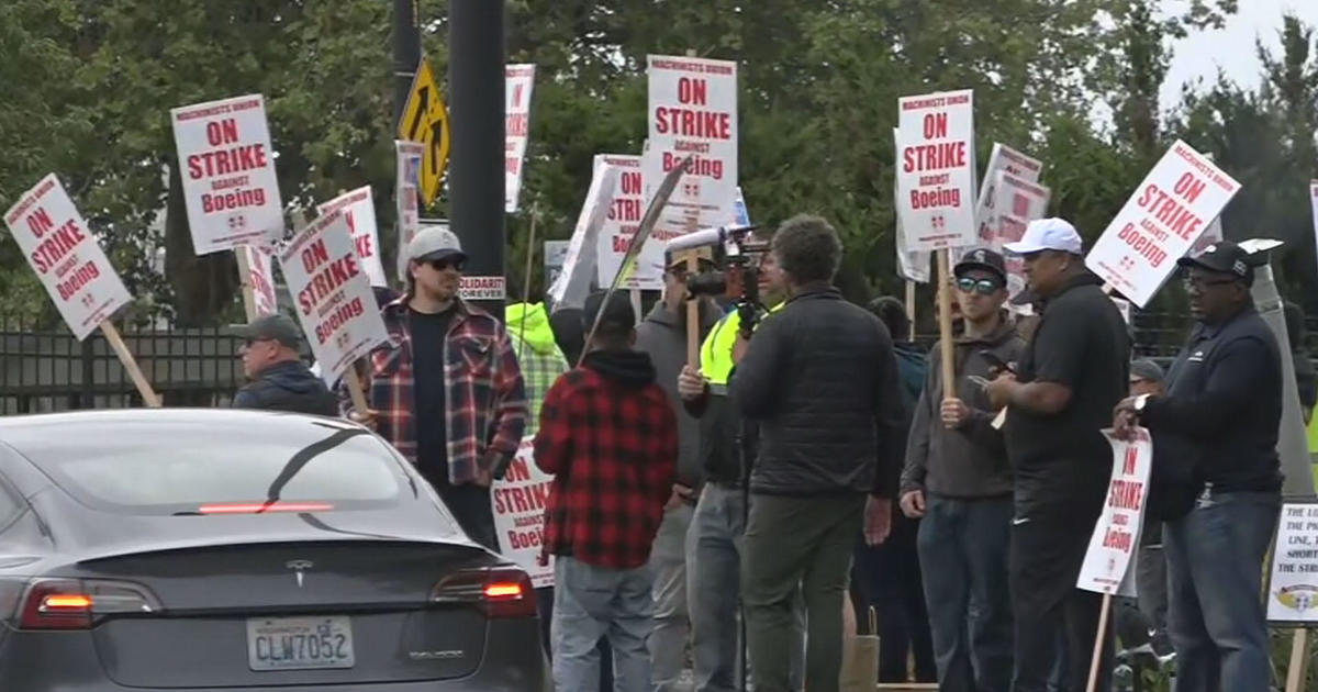 33,000 Boeing workers striking for higher wages