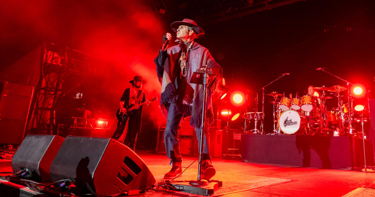 Os membros do Jane's Addiction brigam em um show em Boston e o show termina mais cedo