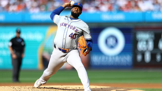 Luis Severino #40 of the New York Mets pitches during the second inning against the Philadelphia Philliesat Citizens Bank Park on September 14, 2024 in Philadelphia, Pennsylvania. 