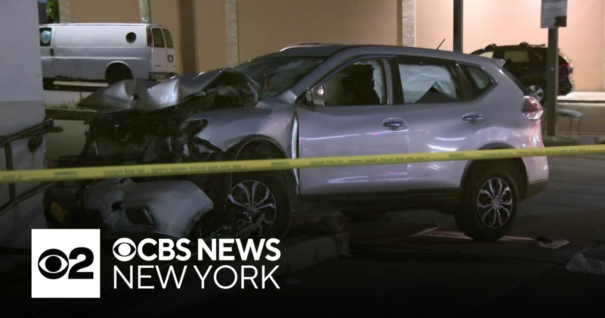 NYPD searching for gunman who caused chaotic crash in Queens - CBS New York