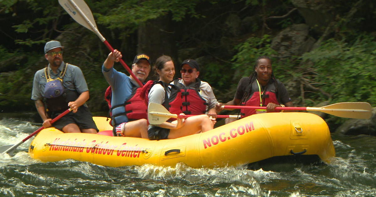 Los balseros de rápidos con diferentes políticas tienen como objetivo cerrar la división partidista en el viaje por el río Nantahala