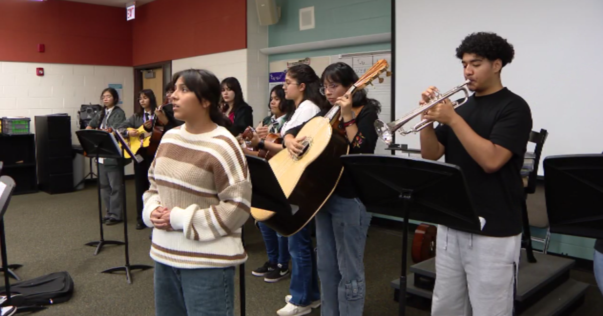 Chicago educator teaches next generation of mariachis rich tradition