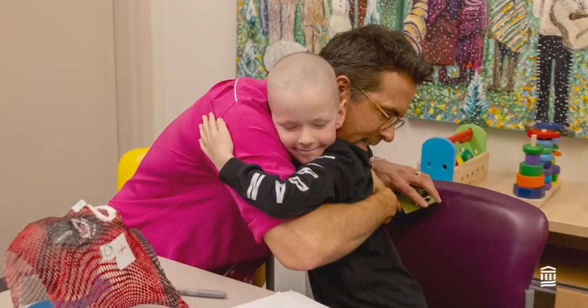 Ryan Reynolds surprises young fan undergoing cancer treatment at Boston hospital Ryan Reynolds surprises young fan undergoing cancer treatment at Boston hospital