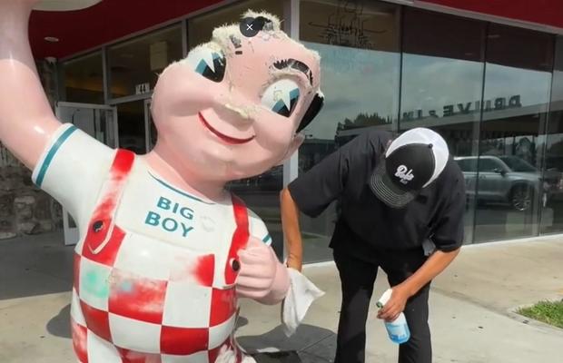 bobs-big-boy-cleaning.jpg 