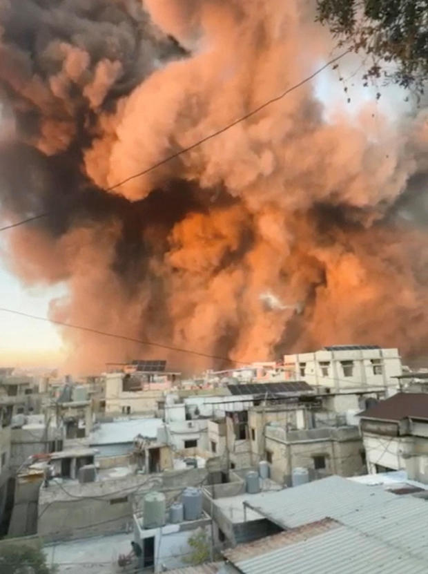 El humo se eleva después de las explosiones en Beirut, Líbano, el 27 de septiembre de 2024. 