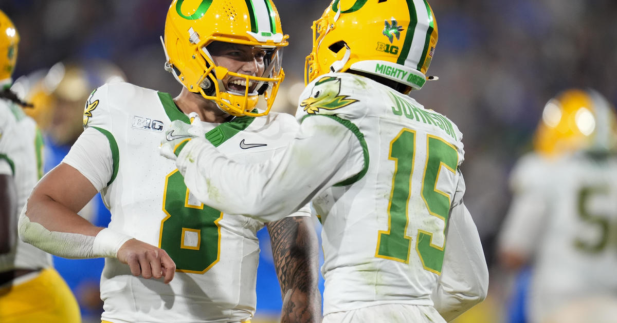 Dillon Gabriel throws three touchdowns as No. 8 Oregon beats UCLA 34-13 in its first Big Ten game