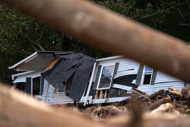 Tempestade Helene causa inundações massivas em parte do oeste da Carolina do Norte