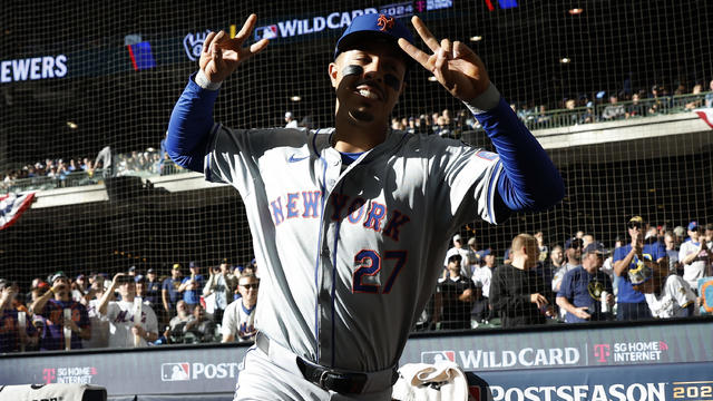 Mark Vientos #27 of the New York Mets takes the field before Game One of the Wild Card Series against the Milwaukee Brewers at American Family Field on October 01, 2024 in Milwaukee, Wisconsin. 