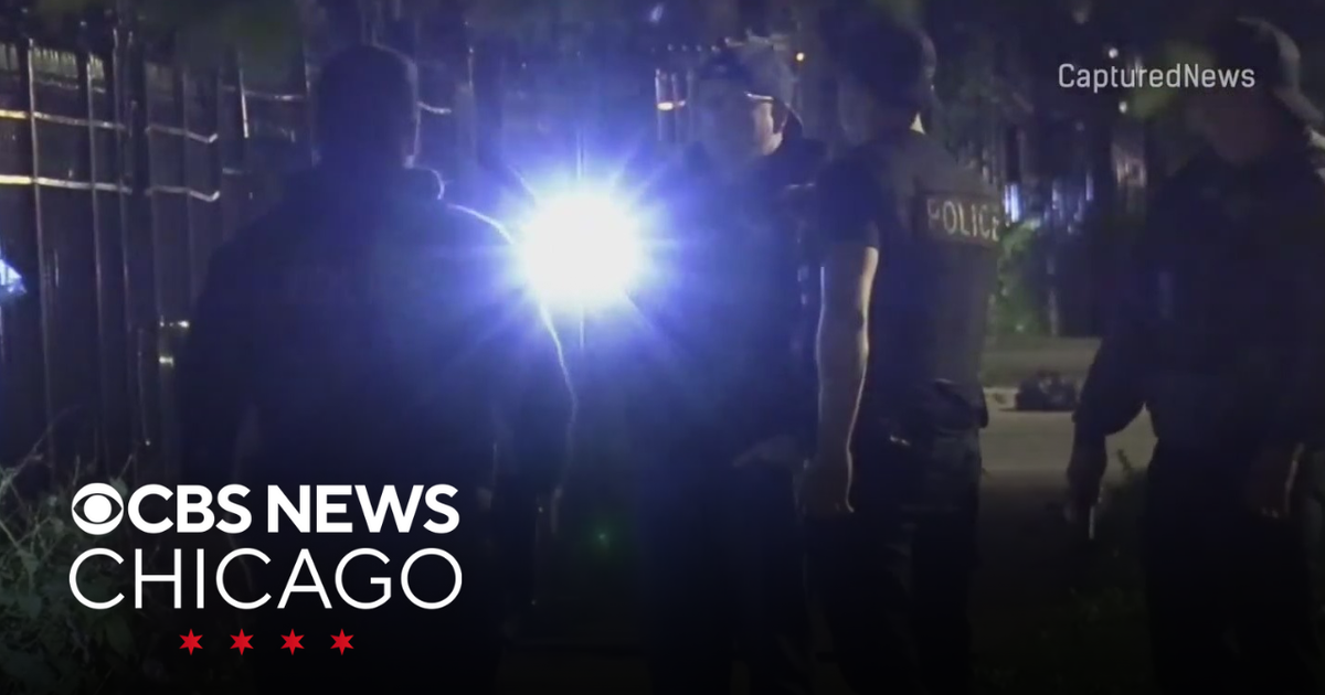 Gunman on the loose after 2 people were shot on Chicago's West Side ...