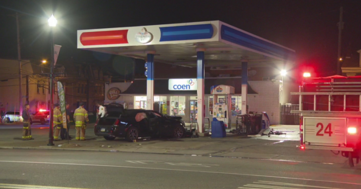 Pittsburgh Police officer hurt in fight after man crashes into South Side gas pump