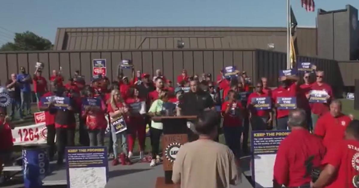 UAW members call on Stellantis to ‘keep the promise’