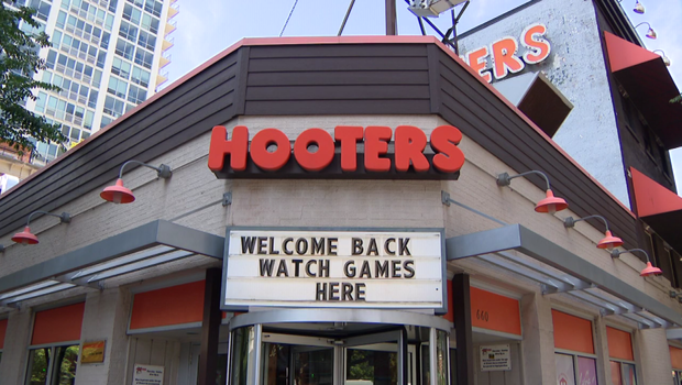 hooters-chicago-exterior.png 