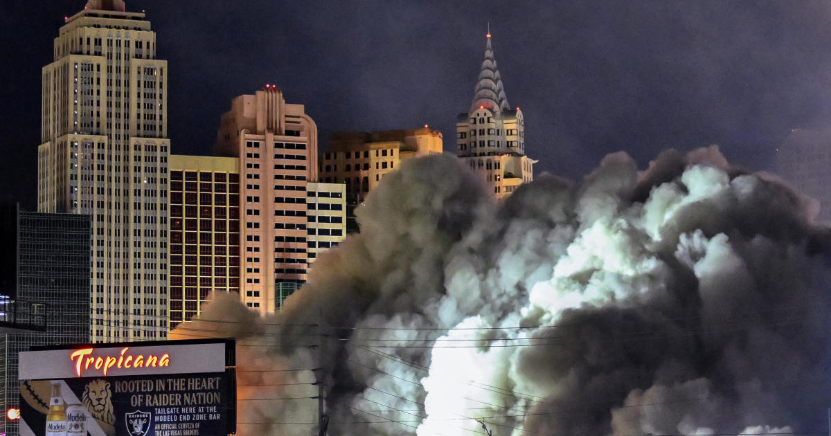 La implosión de Tropicana reduce a escombros el último edificio verdadero de la mafia en el Strip de Las Vegas