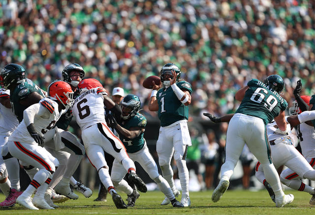 Jalen Hurts throws 2 TD passes as Philadelphia Eagles hold off Cleveland  Browns - CBS Philadelphia