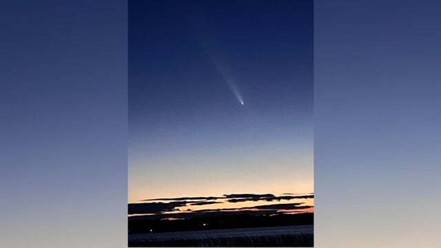 Photos, timelapse show once-in-a-lifetime comet streaking