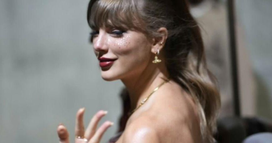 Taylor Swift wears glitter freckles designed by South Florida entrepreneur Taylor Swift wears glitter freckles designed by South Florida entrepreneur