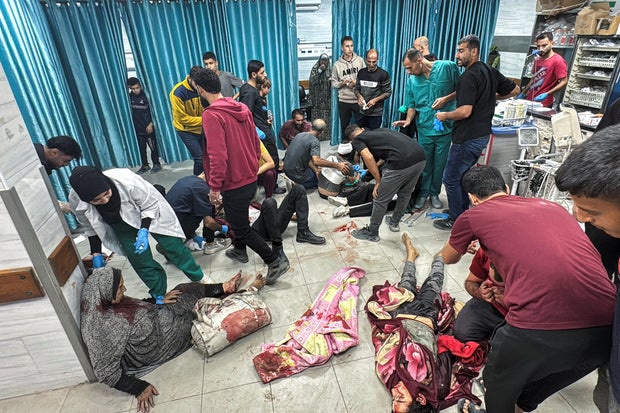 Paramédicos y personas ayudan a las víctimas palestinas del fuego israelí en el hospital Kamal Adwan, en medio del actual conflicto entre Israel y Hamas en Jabalia, en el norte de la Franja de Gaza.