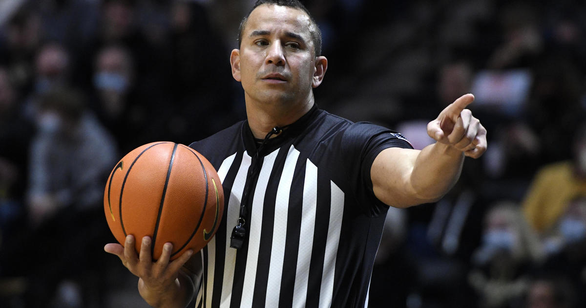 Pittsburgh Police Chief Larry Scirotto offers to take pay cut so that he can keep refereeing college basketball games