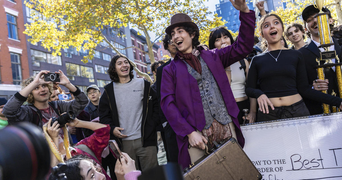 Timothée Chalamet surprises crowd at NYC look-alike contest, as police break up event