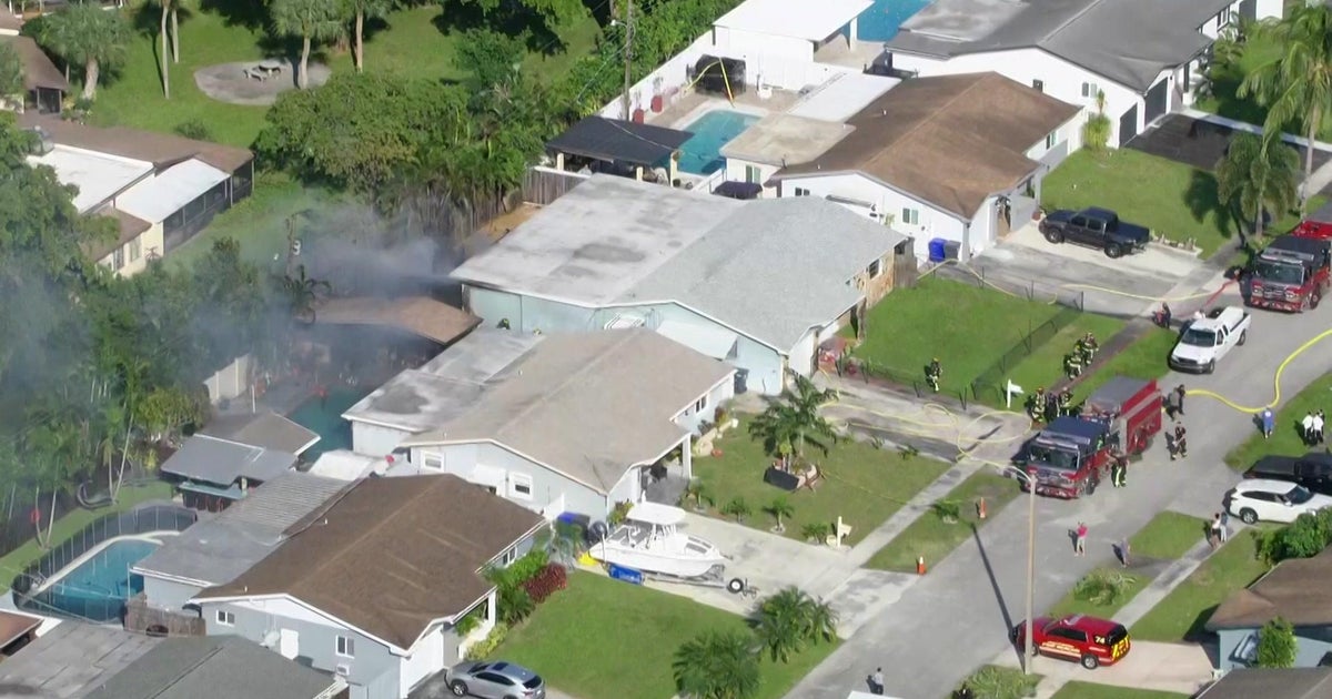 Fire contained to backyard of Hollywood homes Fire contained to backyard of Hollywood homes