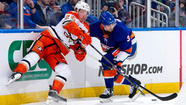 islanders-ducks-adam-pelech.jpg 