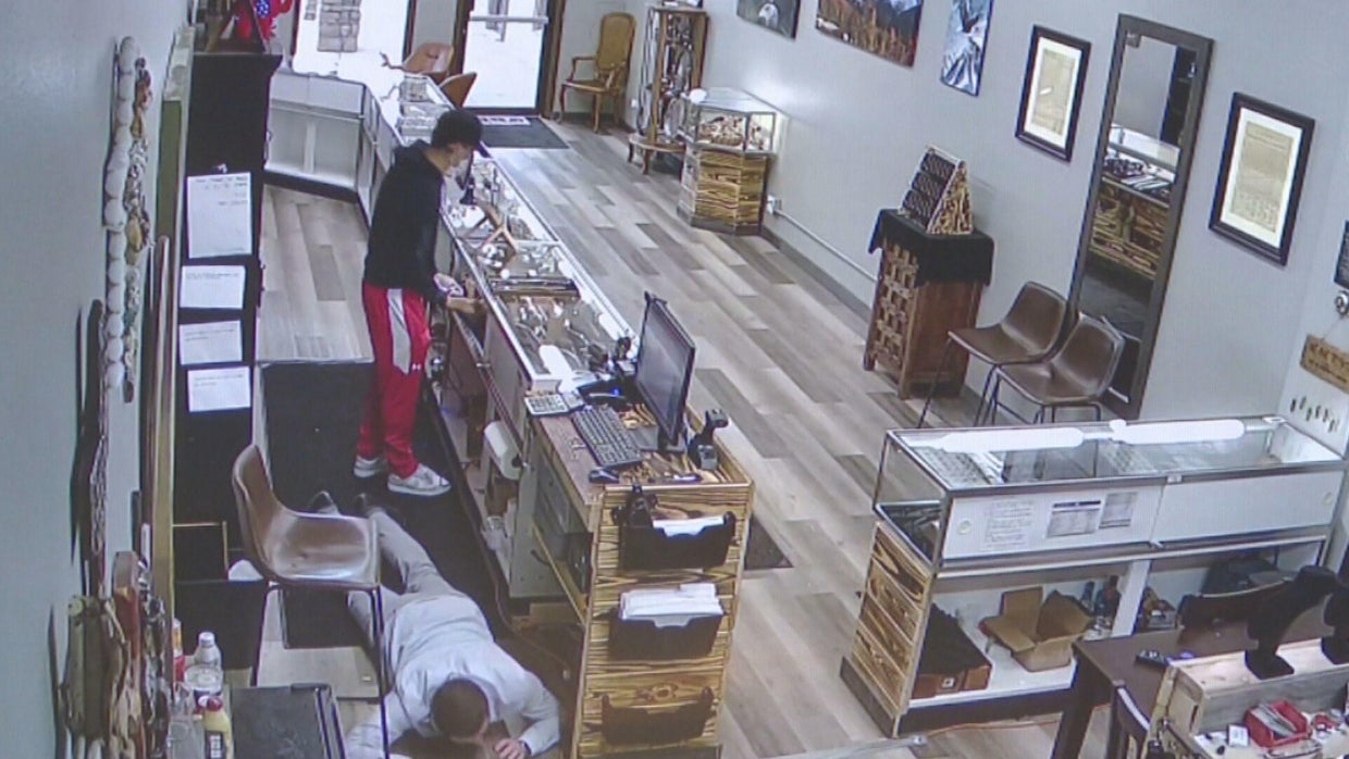 Robber steals more than $150,000 in jewelry, cash from Colorado jewelry ...